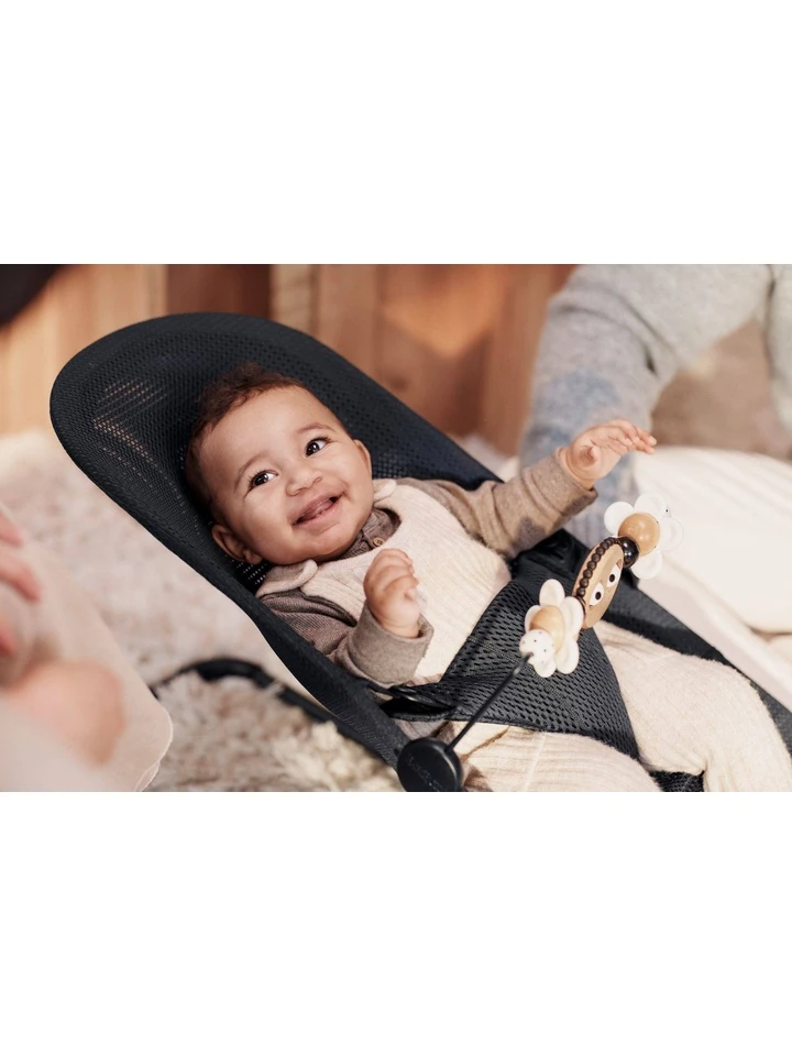 zabawka-do-lezaczka-googly-eyes-black-and-white-babybjorn-3
