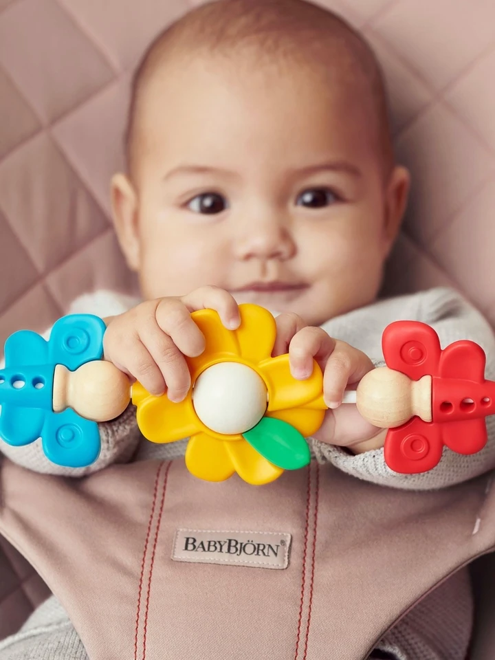 zabawka-do-lezaczka-flying-friends-babybjorn-3