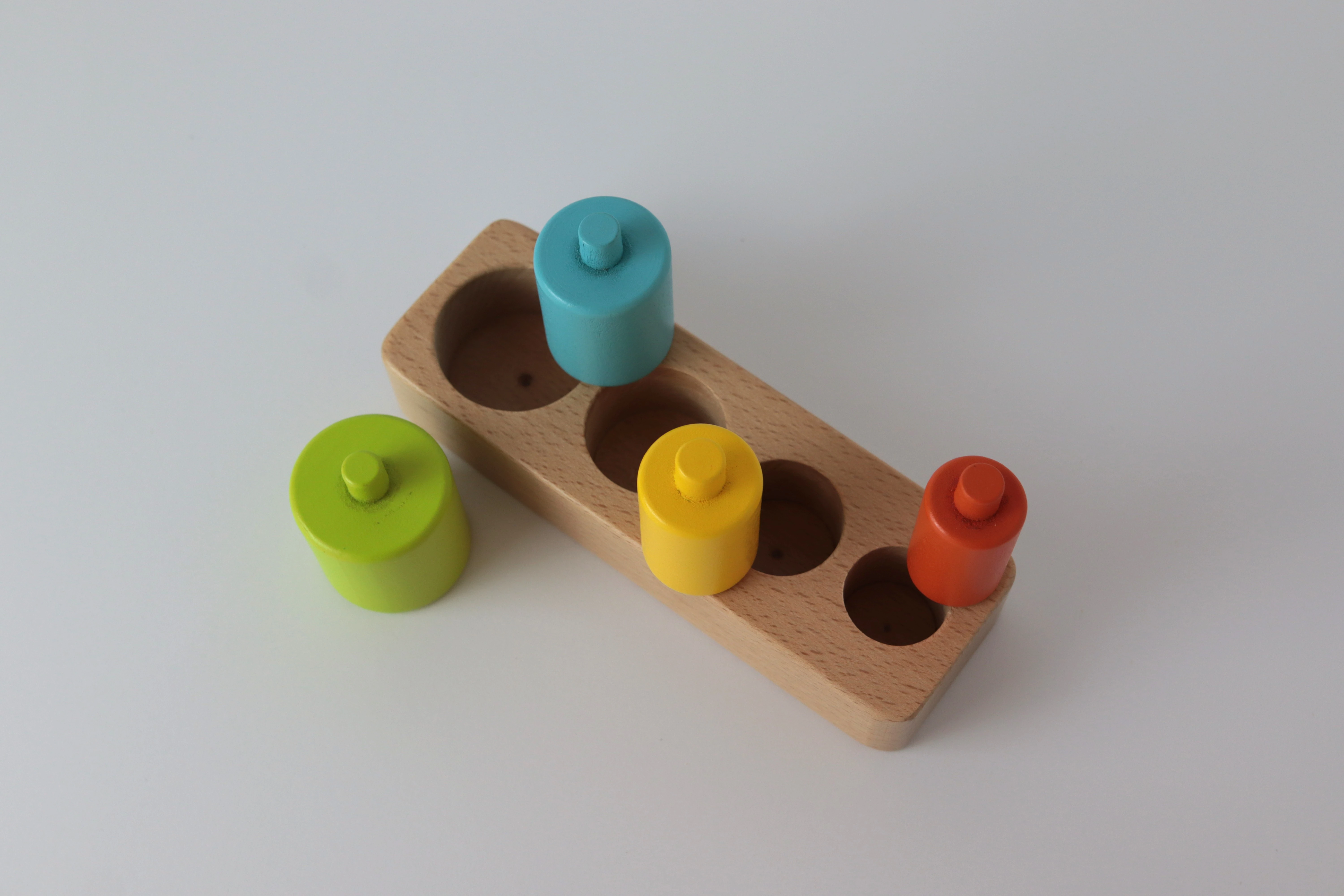 ukladanka-montessori-kolorowe-cylindry-tooky-toy-4