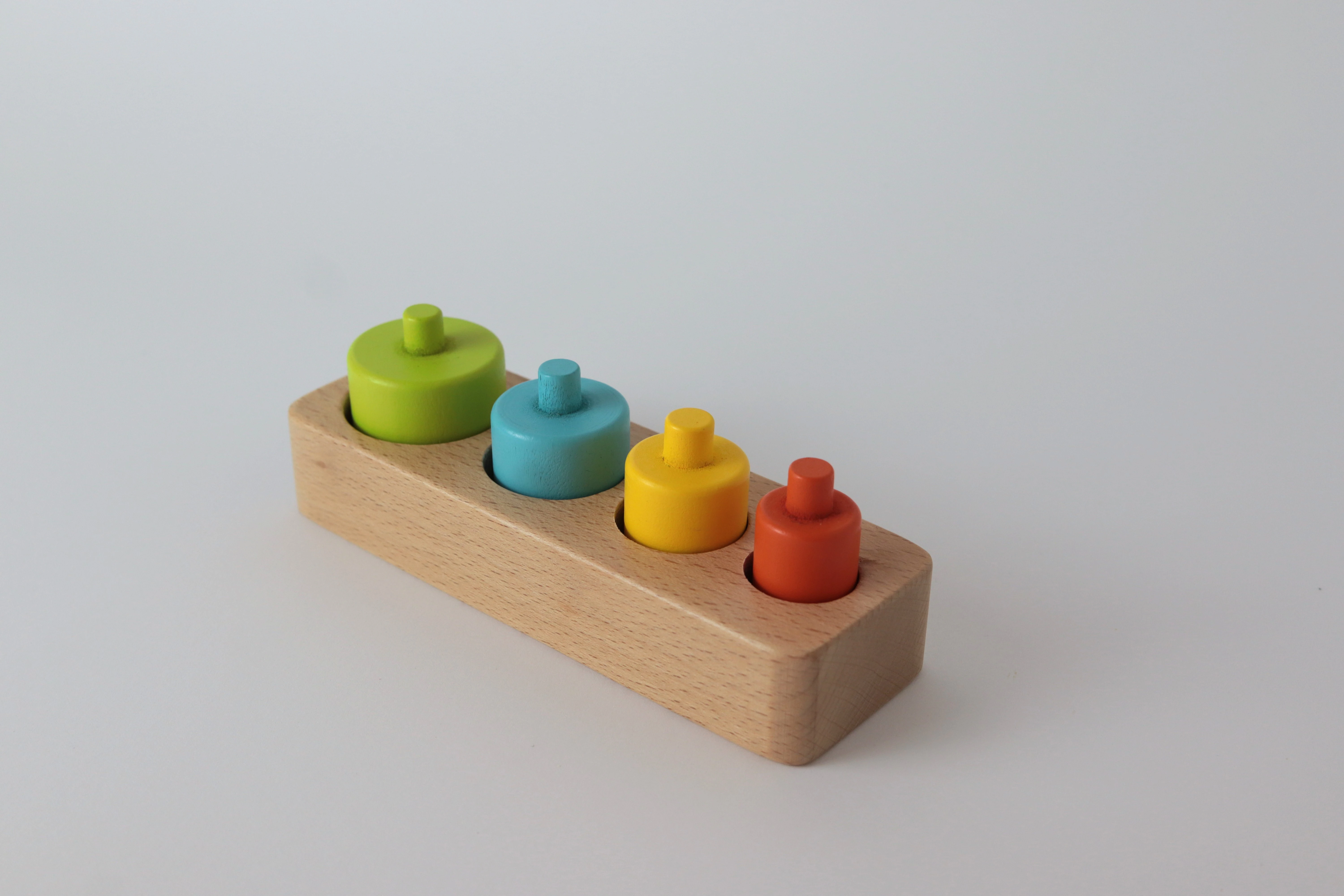 ukladanka-montessori-kolorowe-cylindry-tooky-toy-2