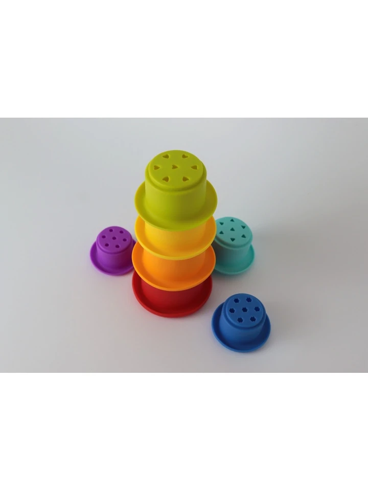 piramida-z-kubkow-w-kolorze-teczy-tooky-toy-3