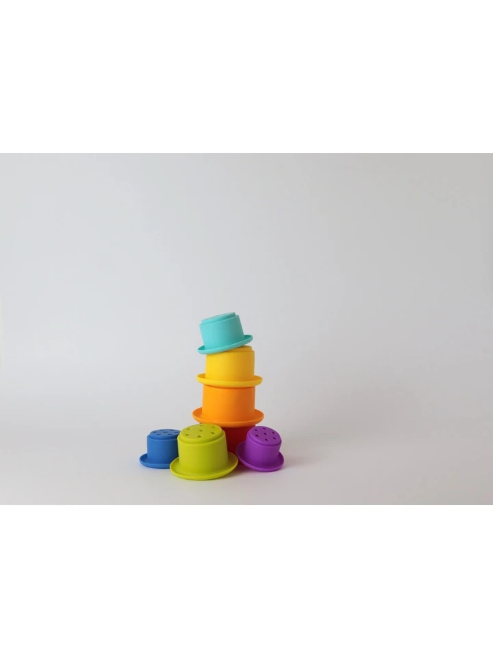 piramida-z-kubkow-w-kolorze-teczy-tooky-toy-1