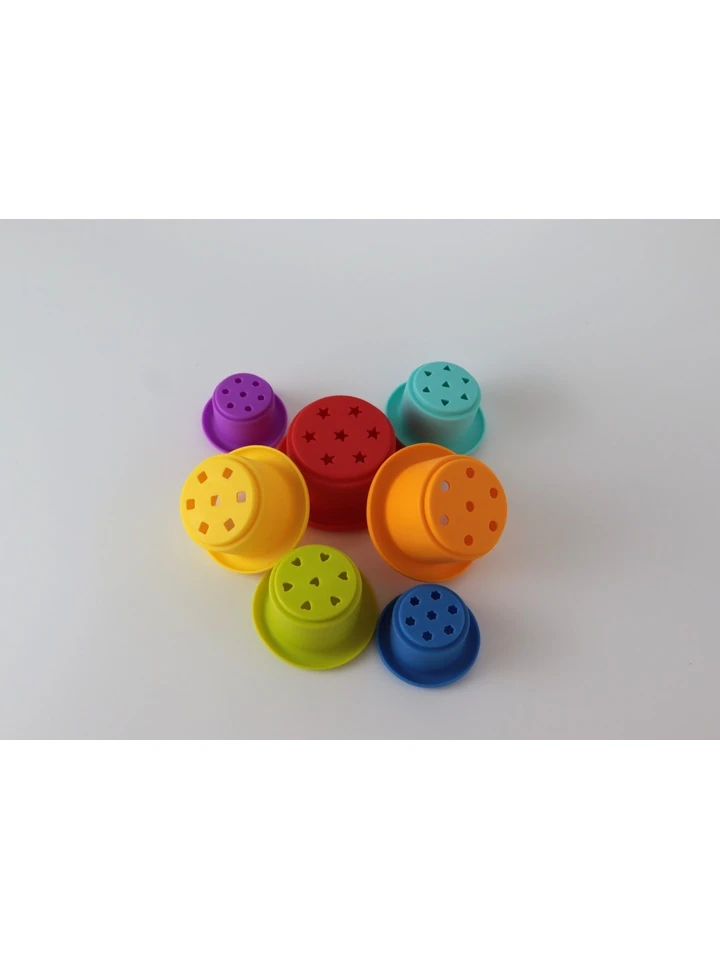 piramida-z-kubkow-w-kolorze-teczy-tooky-toy-2