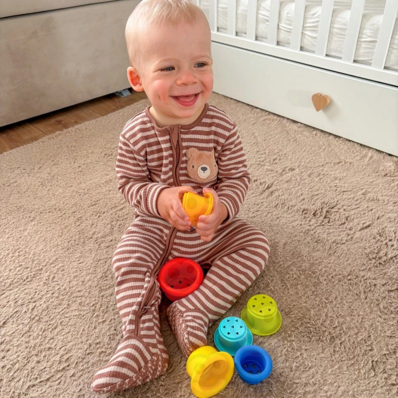 piramida-z-kubkow-w-kolorze-teczy-tooky-toy-4