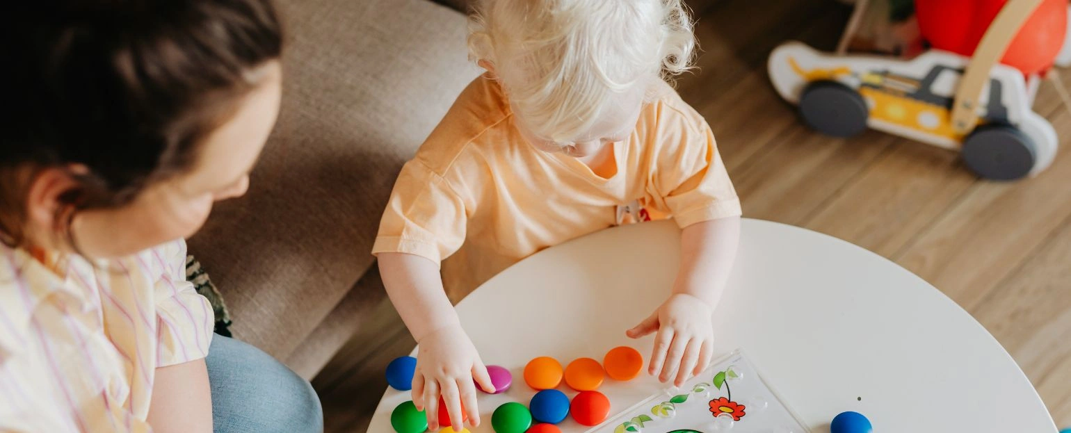 Blog-banner-5-sygnalow-ze-dziecko-ma-za-duzo-bodzcow-podczas-zabawy