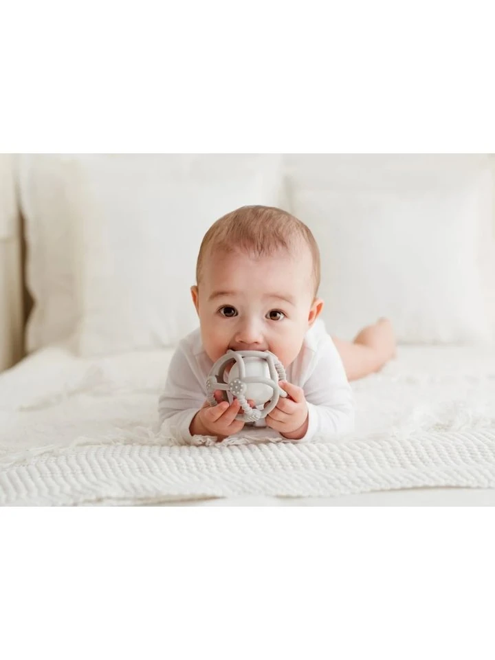 pilka-grzechotka-szara-giligums-2