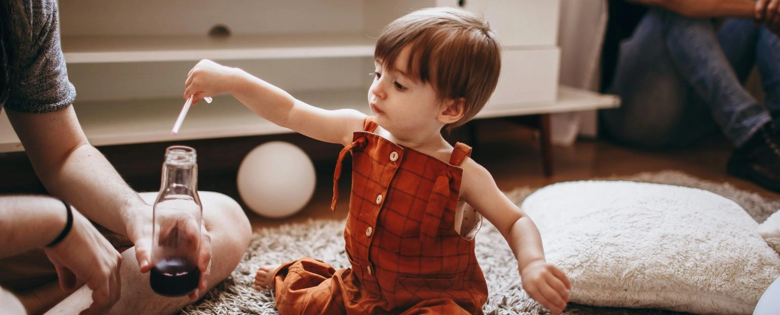 Blog-banner-dlaczego-dziecko-woli-bawic-sie-zakazanymi-przedmiotami-klucze-pilot-garnek