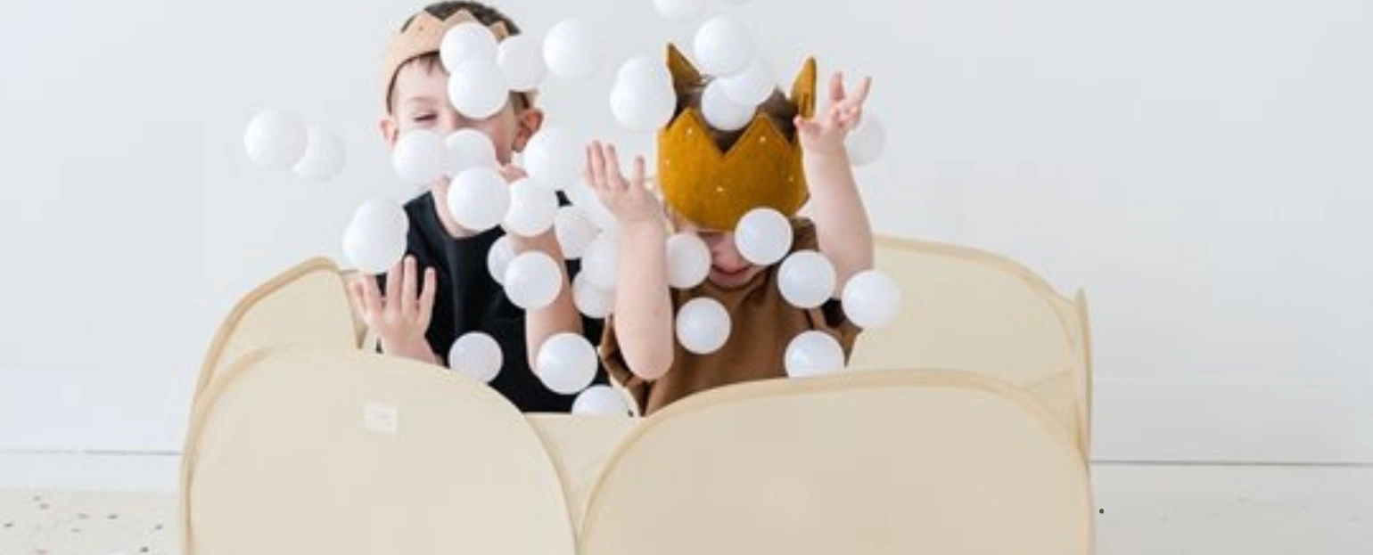 Blog-banner-suchy-basen-z-pilkami-dla-dziecka-od-jakiego-wieku-ile-pilek-i-jak-sie-bawic