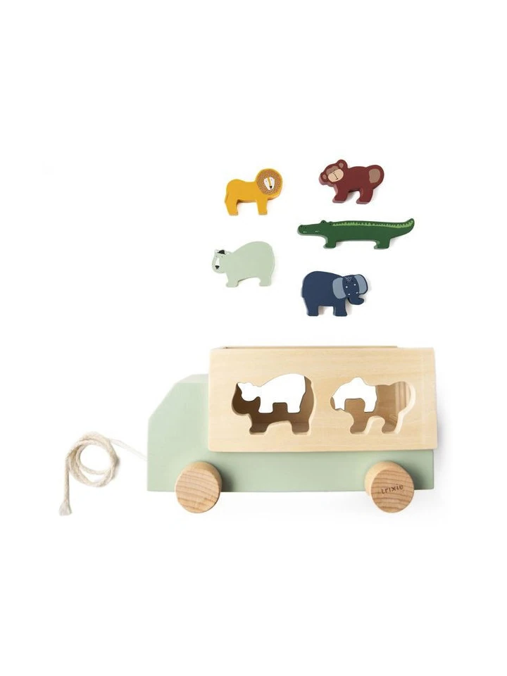 Wszystkie elementy zabawki drewniana ciężarówka - Zwierzęta od Trixie na białym tle