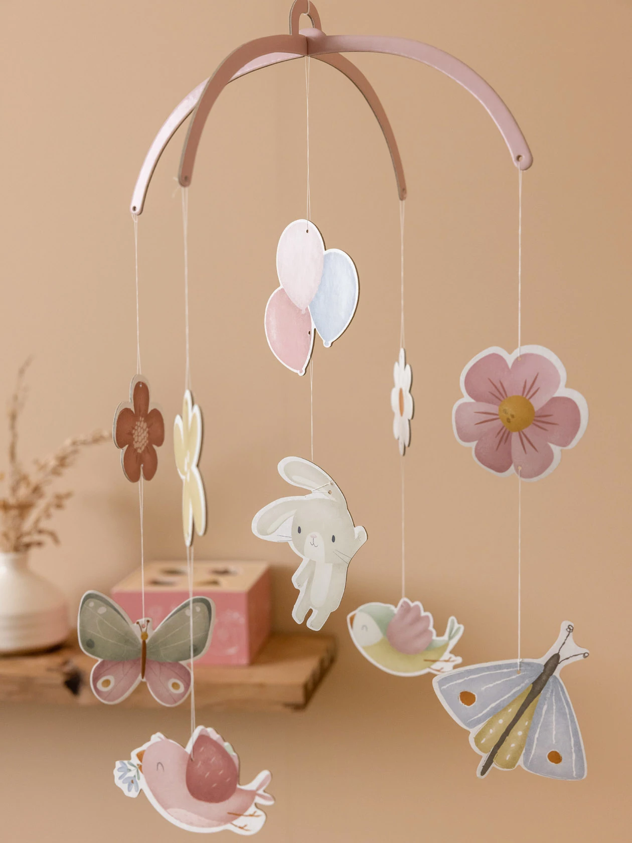 dekoracyjny-mobil-kartonowy-flowers-butterflies-little-dutch-w-pokoju-2