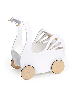 Biały drewniany wózek dla lalek w kształcie łabędzia na białym tle - zabawka od Tender Leaf Toys.