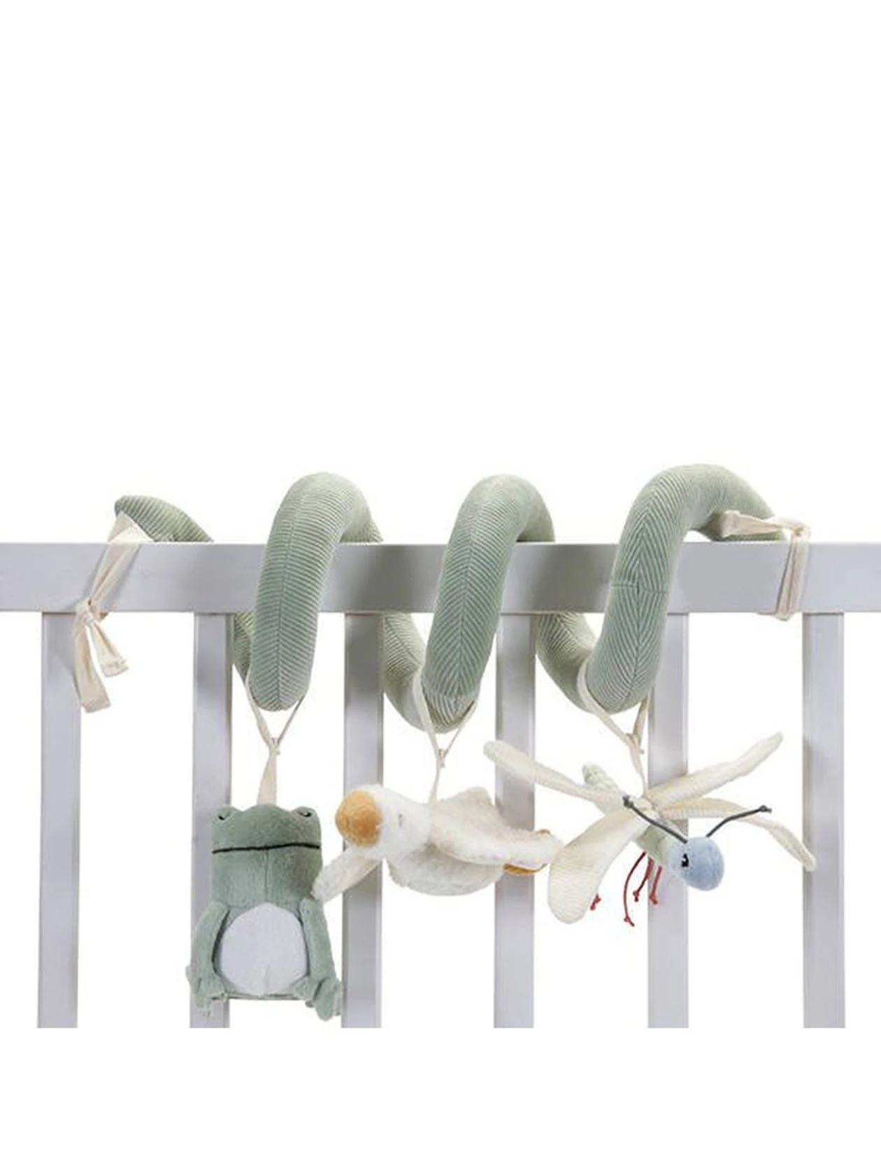 Łóżeczko dziecięce z zieloną spiralką sensoryczna z serii Little Goose od Little Dutch. na białym tle.