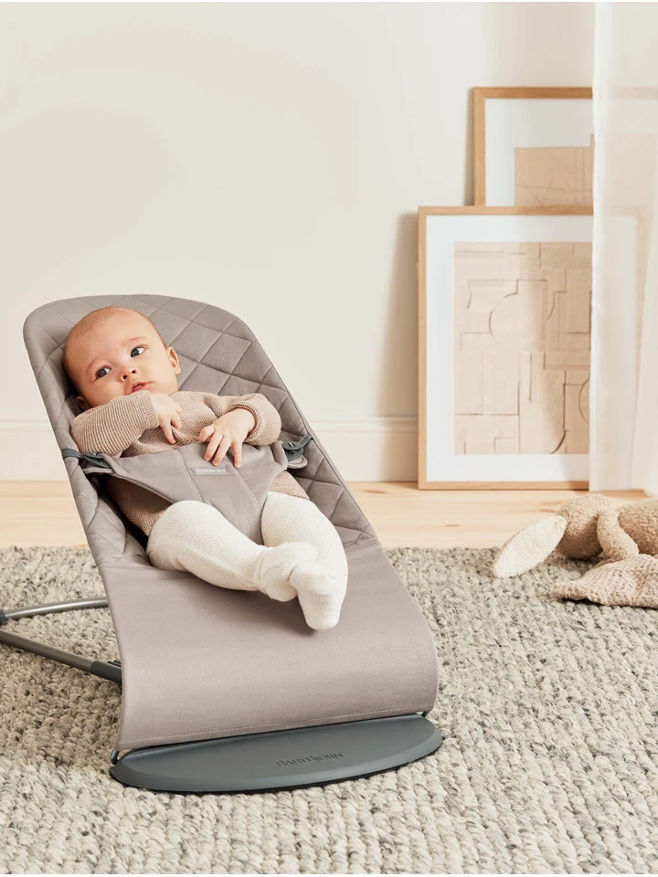 lezaczek-bliss-woven-piaskowoszary-babybjorn-lifestyle-2