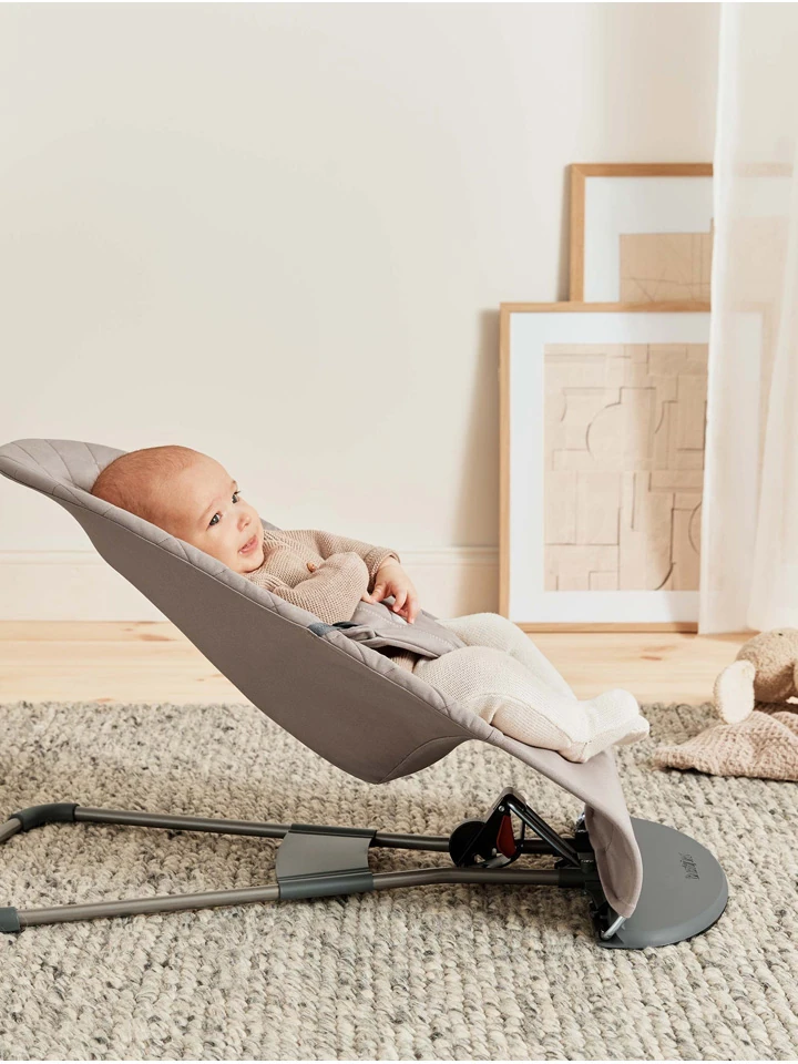 lezaczek-bliss-woven-piaskowoszary-babybjorn-lifestyle