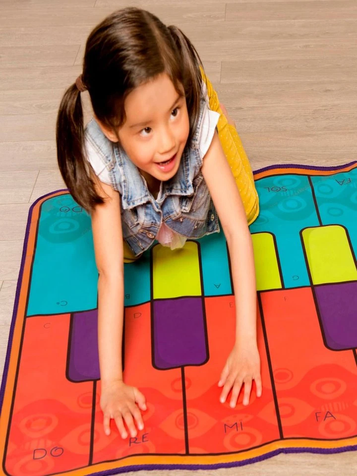 boogie-woogie-mat-mata-muzyczna-pianino-podlogowe-b-toys-zabawa-rece