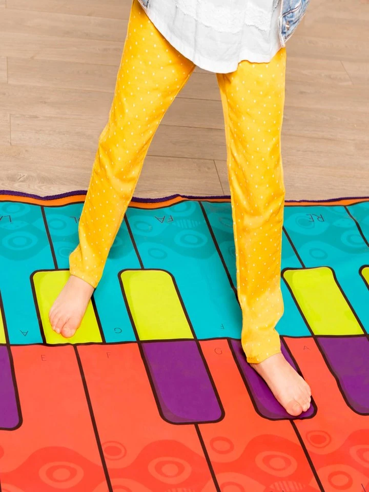 boogie-woogie-mat-mata-muzyczna-pianino-podlogowe-b-toys-zabawa